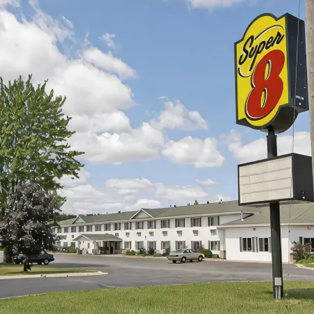 Super 8 by Wyndham Escanaba Отели в г. Эсканаба