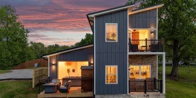 Serenity Villa: Luxurious Retreat with Hot Tub, Rooftop Deck & Mountain View's Hotele w: 