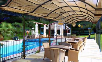Ravenwood Hall Hotel - Housity