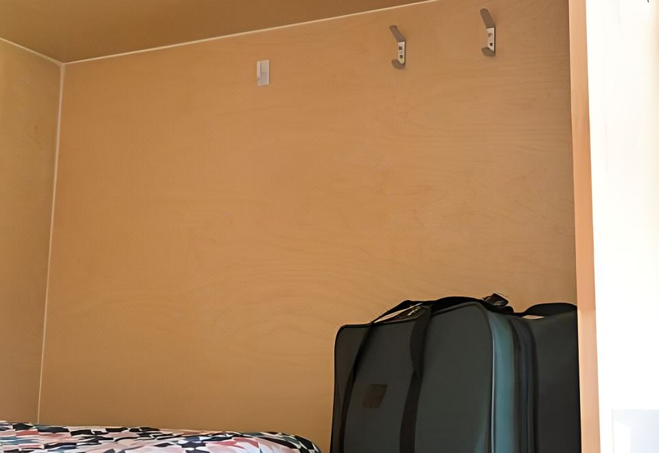 女生宿舍房中的单人床