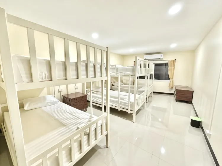 เตียงในห้องพักรวมชายหญิง 6 เตียง