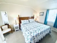 Stand-alone cottage, ocean view, seconds to beach, and short walk to downtown!