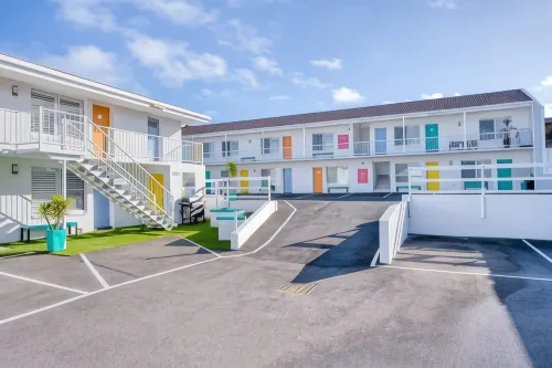 Waves Motel and Apartments