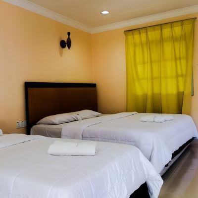 Bilik Bertiga Kupon Penarak Bamboo Beach Motel