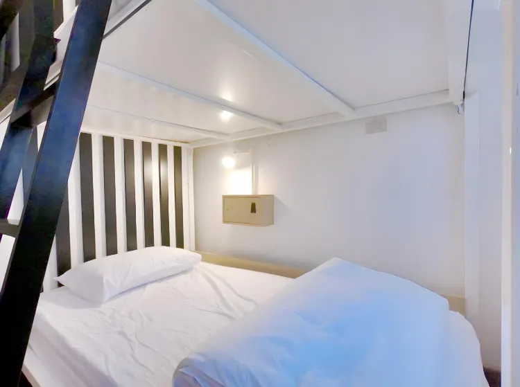 เตียงในห้องพักรวมสำหรับบุรุษและสตรีแบบ 4 เตียง