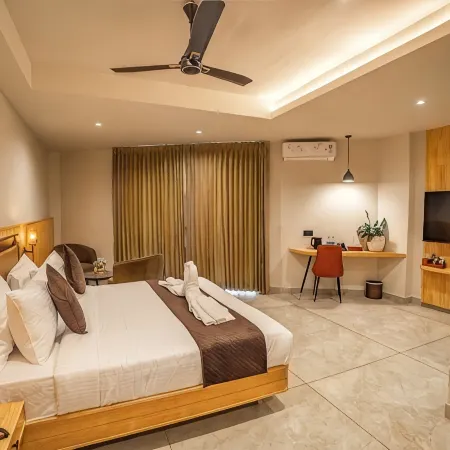 Aura Inn & Suites