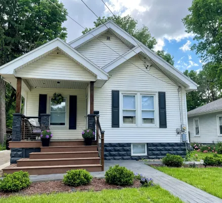 Charming Bungalow, Prime Location Walk to Isu & Iwu, Playground Across Street