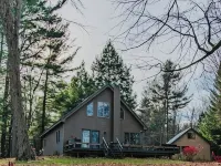Stunning Lakeview Home: 2Br+Loft, Kayaks, Fire Pit & Shaded Yard – Pet Friendly! Hotels in Hounsfield