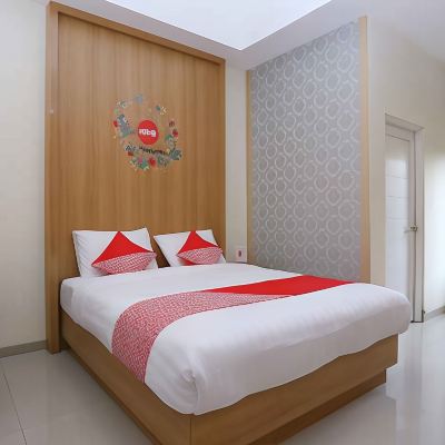 Deluxe Double Room OYO 999 Garuda Guesthouse Promo Code