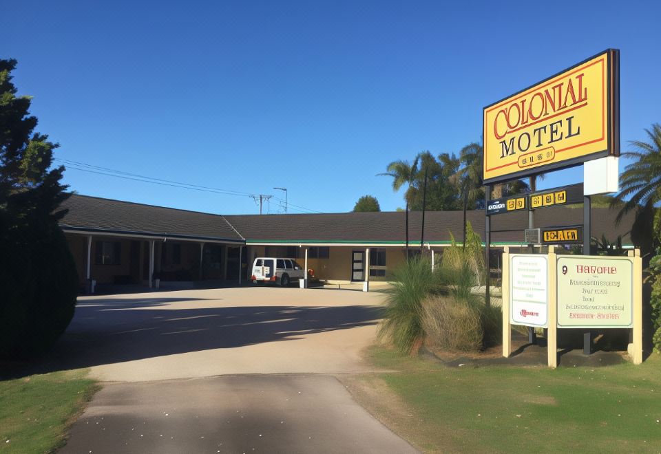 a motel with a large sign on the side of the building , indicating that it is a motel at Ballina Colonial Motel