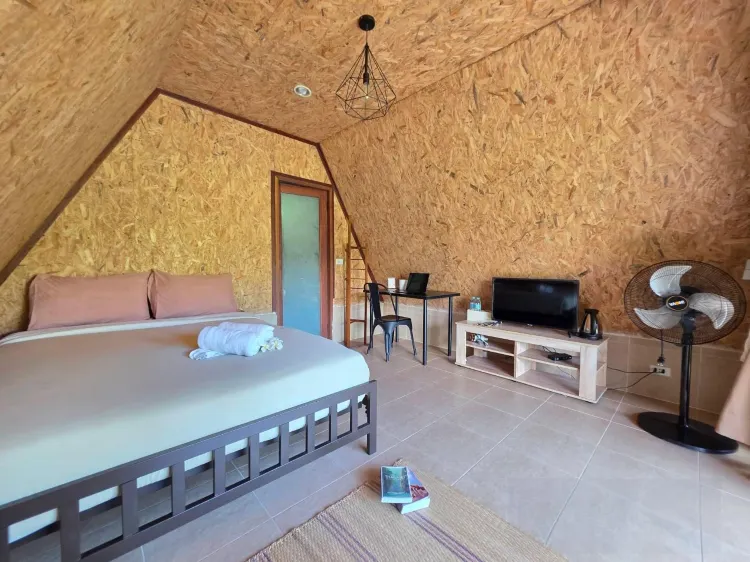 กระท่อมพร้อมเตียงควีนไซส์และพัดลม