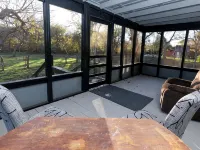 Cozy Cabin on the Creek with WiFi and AC in Delightful Belton ベルトンのホテル