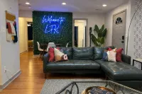 Funkytown Loft: 4BR, 2BA on Mass St, Steps to Dining & Entertainment