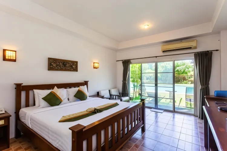 ห้องดีลักซ์ พร้อมทางลงสระว่ายน้ำ