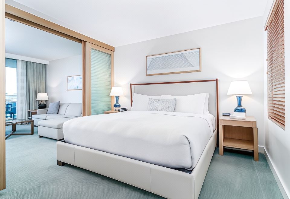 豪華特大床套房，帶沙發床和海景