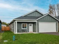 Spacious game house minutes to downtown Sandpoint and Schweitzer Mountain Hotels in Ponderay