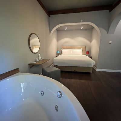 Premium Room, 1 Queen Bed, Jetted Tub, Garden View
