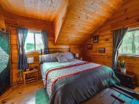 Romantic Secluded Creekside Cabin w/ Hot Tub, Private Escape Hotels in Freeman
