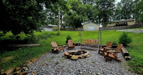 Family Lake Escape! Huge Deck/BBQ/Fire Pit. Bunk Room. 5 Min to Boat Ramp! Pets!