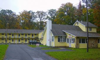 Country Place Inn and Suites White Haven - Housity
