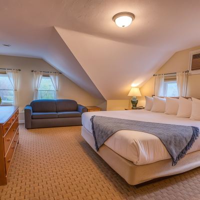 Deluxe Family Suite with Lake View