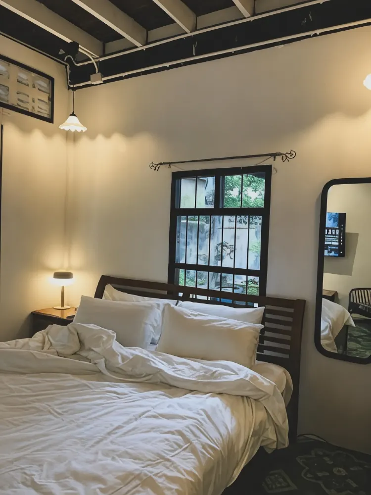 ห้องเตียงใหญ่ พร้อมห้องน้ำรวม