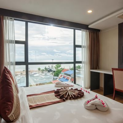 帶海景的特大床套房 黃金仲天海灘酒店 （SHA Extra Plus）優惠
