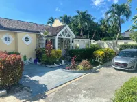 Luxury Spacious Villa 4 Min from the Beach, Royal Fairmont Beach Club Member. Hotels in 