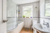 Central Large House close to Heathrow