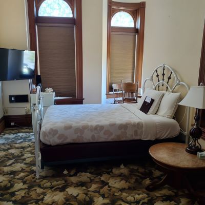 Queen Room with Private External Bathroom with Hot Tub