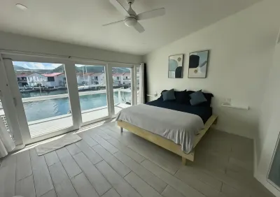 2 min Walk from Beach Luxury Waterfront Villa South Finger Jolly Harbour のホテル
