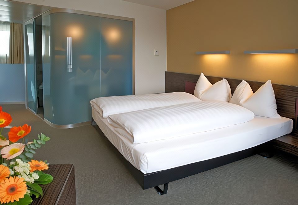 a hotel room with two beds , one on the left side and the other on the right side of the room at Hotel Ambassador