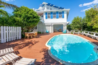 Blue Tang - Newly Renovated Bahamian Villa, minutes to the ocean! โรงแรมใน