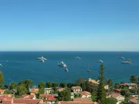Sea view garden apartment with pool option. Near beach between Nice and Monaco エズのホテル