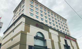 "a large white building with a red sign that says "" grand asahi "" is shown in the image" at Classic Hotel Muar