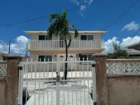 Cozy 2-bedroom townhome in peaceful Bimini with AC, WiFi Hotel a 
