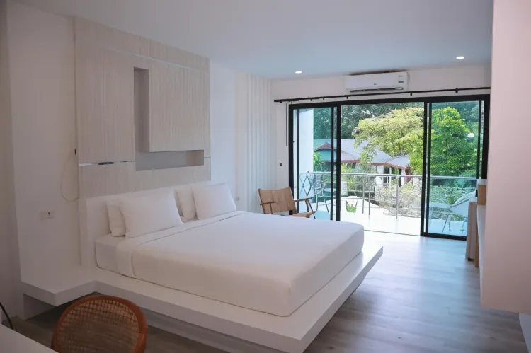 ห้องเตียงคิงไซส์พร้อมลานระเบียงและวิวสระว่ายน้ำ