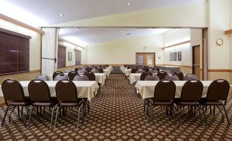 AmericInn by Wyndham La Crosse Riverfront Conference Center - Housity