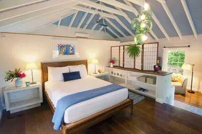 Historic 2BR 2BA Island Cottage on Private Estate のホテル