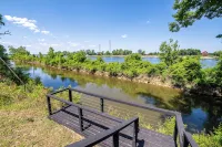 Screened Patio on Pickwick River- Boat & RV Parking, Fishing Pier- Dogs allowed