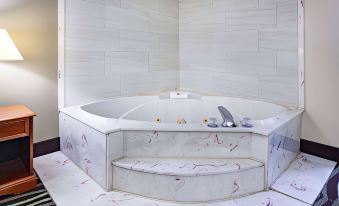 Travelodge by Wyndham Monroe - Housity