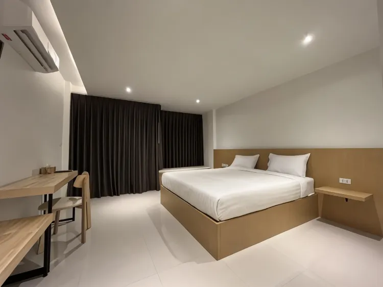 ห้องดีลักซ์ เตียงใหญ่ พร้อมระเบียง