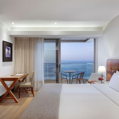 Deluxe Room with Sea View and Balcony