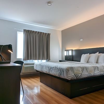 1 Queen Bed | Ada/Tub/Premium/Mini Fridge