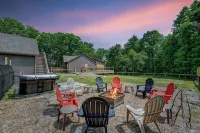 NEW 4-bedroom home, private, hot tub, fenced yard, pet friendly