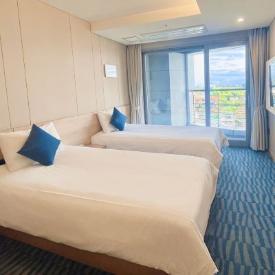Deluxe Partial Ocean Twin Room