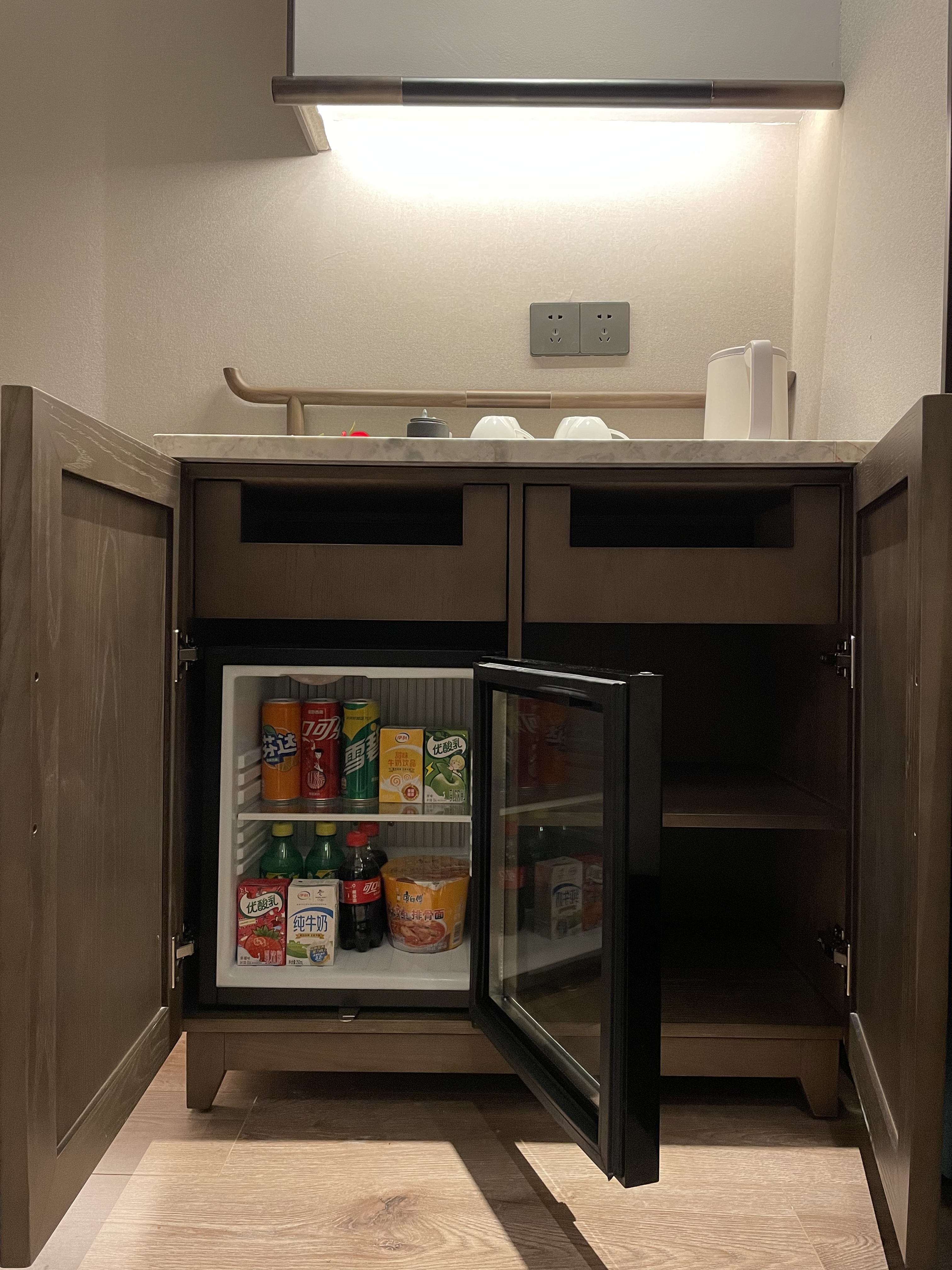 一室一厅商务套房（特大床+单人榻榻米）（1号楼）