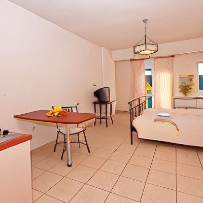 Family One-Bedroom Apartment (2 Adults + 2 Children)