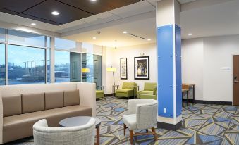 Holiday Inn Express & Suites Dallas Market Ctr - Love Field