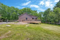 NEW 4-bedroom home, private, hot tub, fenced yard, pet friendly